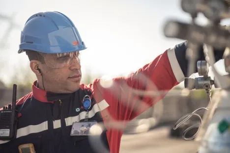 air_liquide_healthcare_truck_refilling