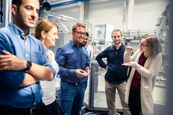 Lösungsorientiert: Intensive Diskussionen wie hier vor Ort im HZDR-Labor bringen die Zusammenarbeit voran